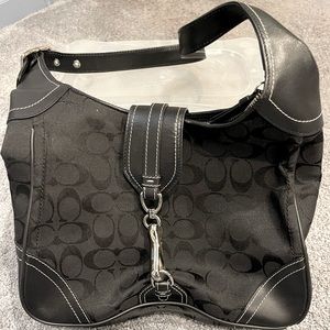 Vintage coach shoulder purse. In excellent like new condition.